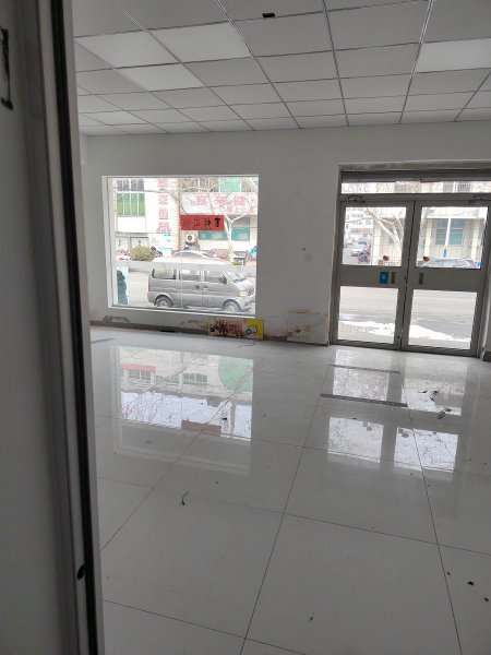 文登區(qū)峰山路五龍街北家家悅超市路南自家吉樓一樓門市房出租，剛