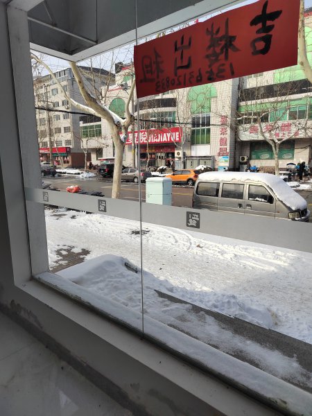 文登區(qū)峰山路五龍街北家家悅超市路南自家吉樓一樓門市房出租，剛