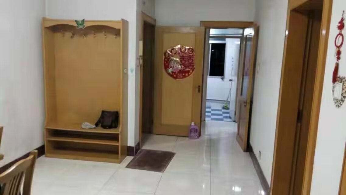 大潤(rùn)發(fā)肯德基門往北5百米路東
