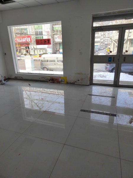 文登區(qū)峰山路五龍街北家家悅超市路南自家吉樓一樓門市房出租，剛