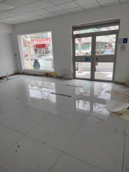 文登區(qū)峰山路五龍街北家家悅超市路南自家吉樓一樓門市房出租，剛