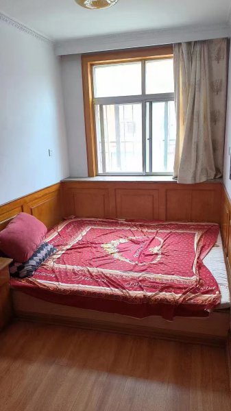 燕南街住人一樓118.11平3室家具家電齊全，月租900元。
