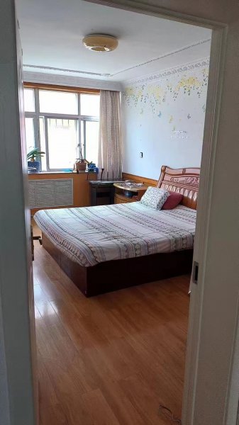 燕南街住人一樓118.11平3室家具家電齊全，月租900元。