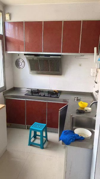 燕南街住人一樓118.11平3室家具家電齊全，月租900元。