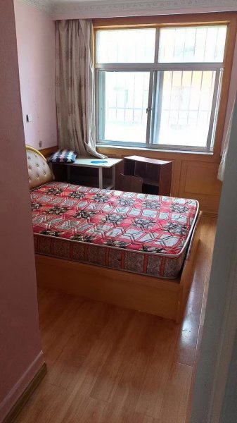 燕南街住人一樓118.11平3室家具家電齊全，月租900元。